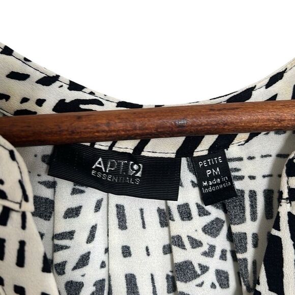 Apt. 9 Geometric Pleated Sleeveless V Neck Blouse Black White Size PM Petite - Picture 4 of 7